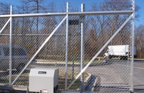 Automated chain link slide gate with chain-driven operator